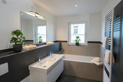 Ein Badezimmer in der Unterkunft Supreme City Dream mit Terrasse und Parkplatz - 110m²