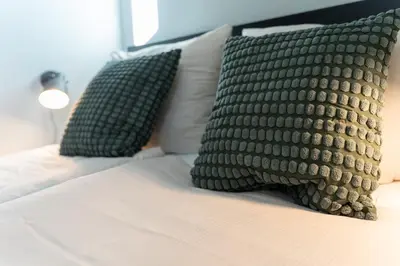 Ein Bett oder Betten in einem Zimmer der Unterkunft REGENT Neu! Wlan-Netflix-Küche- Meißen Altstadt-SBahn-DD, Elbufer