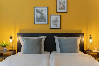 Ein Bett oder Betten in einem Zimmer der Unterkunft REGENT Neu! Wlan-Netflix-Küche- Meißen Altstadt-SBahn-DD, Elbufer