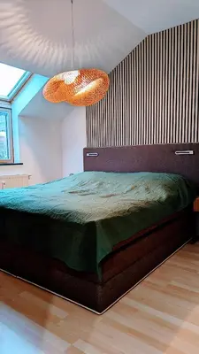 Ein Bett oder Betten in einem Zimmer der Unterkunft Rooftop Art Apartment, E-Roller,Ausblick,WLAN,TV, Netflix