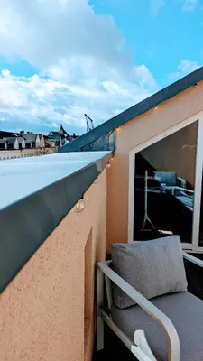 Ein Balkon oder eine Terrasse in der Unterkunft Rooftop Art Apartment, E-Roller,Ausblick,WLAN,TV, Netflix