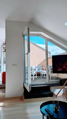 Ein Sitzbereich in der Unterkunft Rooftop Art Apartment, E-Roller,Ausblick,WLAN,TV, Netflix