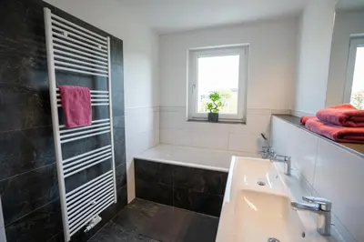Ein Badezimmer in der Unterkunft Cozy City Dream Apartment mit Terrasse und Parkplatz - 90m²