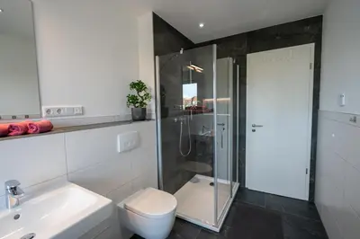Ein Badezimmer in der Unterkunft Cozy City Dream Apartment mit Terrasse und Parkplatz - 90m²