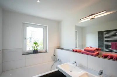 Ein Badezimmer in der Unterkunft Cozy City Dream Apartment mit Terrasse und Parkplatz - 90m²