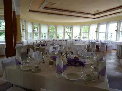 Ein Restaurant oder anderes Speiselokal in der Unterkunft Waldhaus Colditz Garni