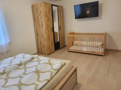 Ein Bett oder Betten in einem Zimmer der Unterkunft Ferienwohnung am Wald