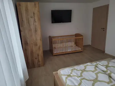 Ein Bett oder Betten in einem Zimmer der Unterkunft Ferienwohnung am Wald