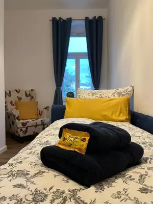 Ein Bett oder Betten in einem Zimmer der Unterkunft Wohnperle: zentrumsnah*ruhig*Familienbett*2 SZ