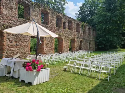 Ein Garten an der Unterkunft Hotel Kloster Nimbschen 4 Sterne