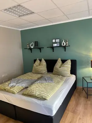 Ein Bett oder Betten in einem Zimmer der Unterkunft Ferienwohnung Königsstraße mit Waschmöglichkeit, ohne Dusche
