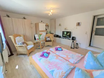 Ein Bett oder Betten in einem Zimmer der Unterkunft Zi2 - Urlaubsmagie - Flussblickwohnung mit Pool& Sauna