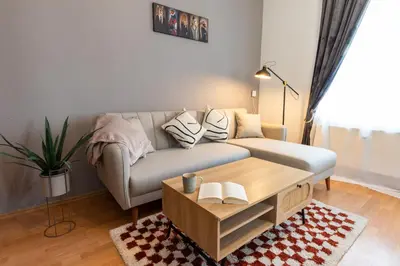 Ein Sitzbereich in der Unterkunft StadtNatur Apartment am Küchwald - 2 SZ mit Balkon, WASCHMASCHINE, Streaming-TV, Badewanne, Arbeitsplatz