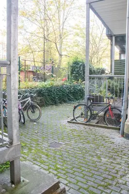Ein Garten an der Unterkunft StadtNatur Apartment am Küchwald - 2 SZ mit Balkon, WASCHMASCHINE, Streaming-TV, Badewanne, Arbeitsplatz