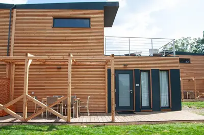 Das Gebäude in dem sich das Ferienhaus befindet