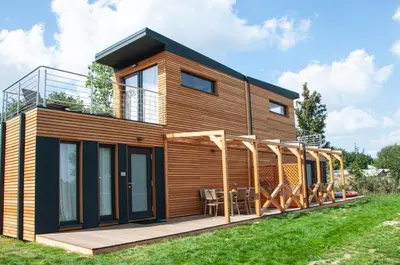 Das Gebäude in dem sich das Ferienhaus befindet