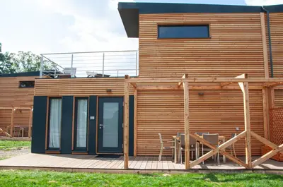 Das Gebäude in dem sich das Ferienhaus befindet