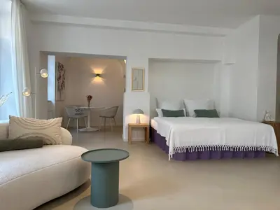 Ein Bett oder Betten in einem Zimmer der Unterkunft Super zentral mit Parkplatz, Fenster verspiegelt