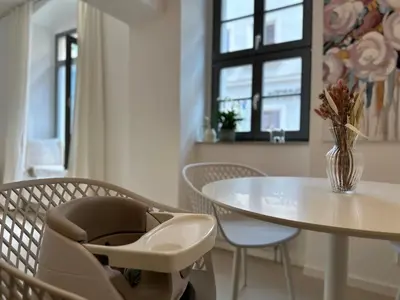 Ein Sitzbereich in der Unterkunft Super zentral mit Parkplatz, Fenster verspiegelt
