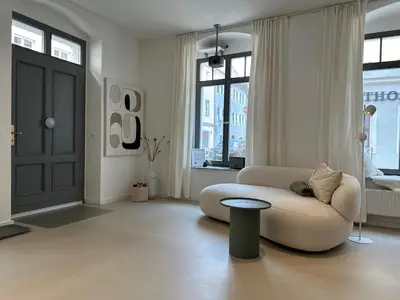 Ein Sitzbereich in der Unterkunft Super zentral mit Parkplatz, Fenster verspiegelt