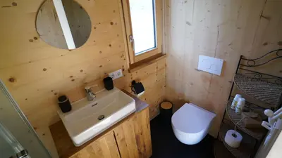 Ein Badezimmer in der Unterkunft Holzhaus am Bergheider See