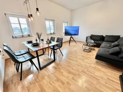 Ein Sitzbereich in der Unterkunft Modernes Apartment mit Blick zur Elbe