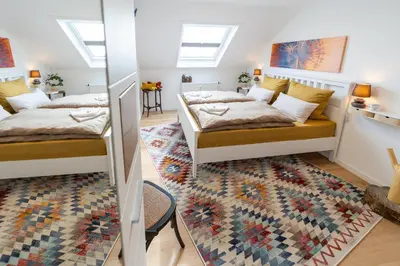 Ein Bett oder Betten in einem Zimmer der Unterkunft Schloßberg-Domizil mit Weitblick - Arbeitsplatz, Balkon, Netflix, Badewanne & Yogamatte