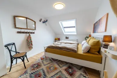 Ein Bett oder Betten in einem Zimmer der Unterkunft Schloßberg-Domizil mit Weitblick - Arbeitsplatz, Balkon, Netflix, Badewanne & Yogamatte