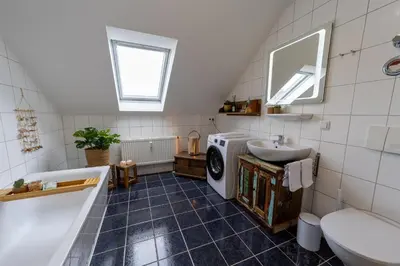 Ein Badezimmer in der Unterkunft Schloßberg-Domizil mit Weitblick - Arbeitsplatz, Balkon, Netflix, Badewanne & Yogamatte