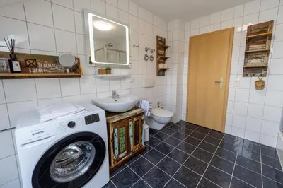 Ein Badezimmer in der Unterkunft Schloßberg-Domizil mit Weitblick - Arbeitsplatz, Balkon, Netflix, Badewanne & Yogamatte