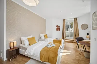 Ein Bett oder Betten in einem Zimmer der Unterkunft Wiener Palais am Großen Garten, Arbeitsplatz, Familie, 8 Pers, Smart-TV