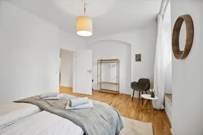 Ein Bett oder Betten in einem Zimmer der Unterkunft Wiener Palais am Großen Garten, Arbeitsplatz, Familie, 8 Pers, Smart-TV