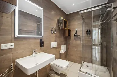 Ein Badezimmer in der Unterkunft Wiener Palais am Großen Garten, Arbeitsplatz, Familie, 8 Pers, Smart-TV