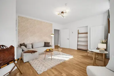 Ein Sitzbereich in der Unterkunft Wiener Palais am Großen Garten, Arbeitsplatz, Familie, 8 Pers, Smart-TV