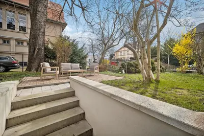 Ein Garten an der Unterkunft Wiener Palais am Großen Garten, Arbeitsplatz, Familie, 8 Pers, Smart-TV