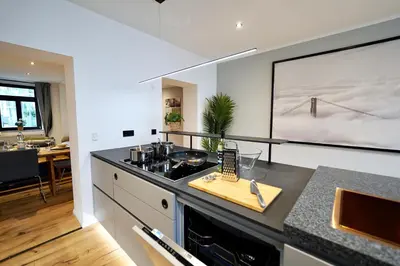 Küche/Küchenzeile in der Unterkunft EDLER WOHNRAUM Schloßteich-Suite 3 SZ mit zwei Balkonen, Kaffeevollautomat, Kamin, Klima, Lift & zwei Parkplätzen