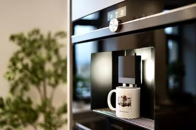 Kaffee-/Teezubehör in der Unterkunft EDLER WOHNRAUM Schloßteich-Suite 3 SZ mit zwei Balkonen, Kaffeevollautomat, Kamin, Klima, Lift & zwei Parkplätzen