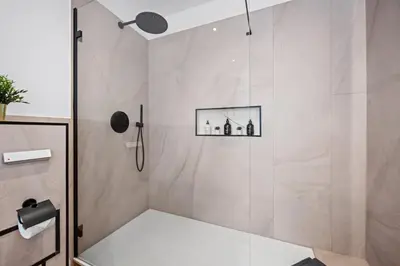 Ein Badezimmer in der Unterkunft EDLER WOHNRAUM Schloßteich-Suite 3 SZ mit zwei Balkonen, Kaffeevollautomat, Kamin, Klima, Lift & zwei Parkplätzen