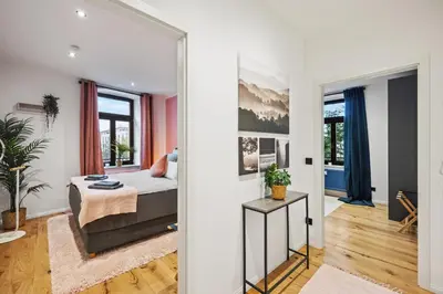 Ein Bett oder Betten in einem Zimmer der Unterkunft EDLER WOHNRAUM Schloßteich-Suite 3 SZ mit zwei Balkonen, Kaffeevollautomat, Kamin, Klima, Lift & zwei Parkplätzen