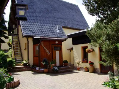 Das Gebäude in dem sich das Ferienhaus befindet