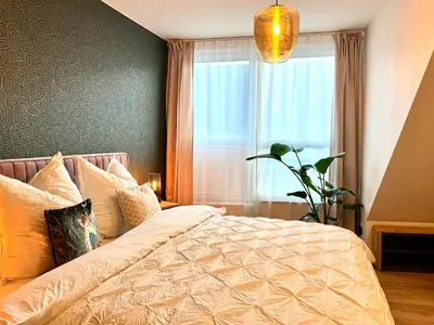 Ein Bett oder Betten in einem Zimmer der Unterkunft Queen Loui: Comfy Apartment mit Tiefgarage