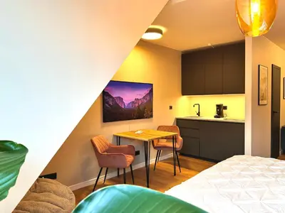 Ein Bett oder Betten in einem Zimmer der Unterkunft Queen Loui: Comfy Apartment mit Tiefgarage