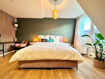 Ein Bett oder Betten in einem Zimmer der Unterkunft Queen Loui: Comfy Apartment mit Tiefgarage