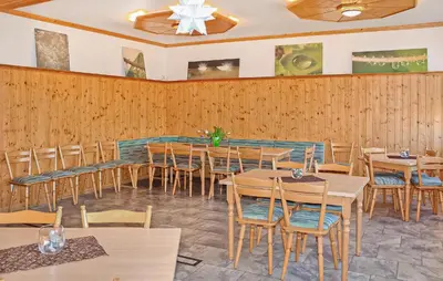 Ein Restaurant oder anderes Speiselokal in der Unterkunft Ferienwohnung Neuhausen