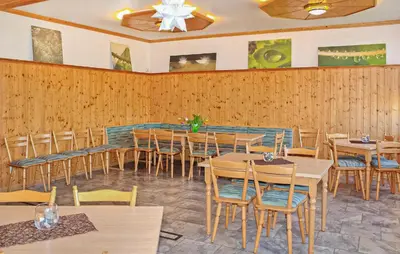 Ein Restaurant oder anderes Speiselokal in der Unterkunft Ferienwohnung Neuhausen