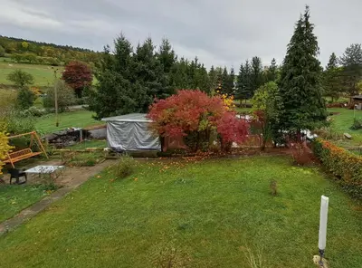 Ein Garten an der Unterkunft Zum Jagdsteinblick