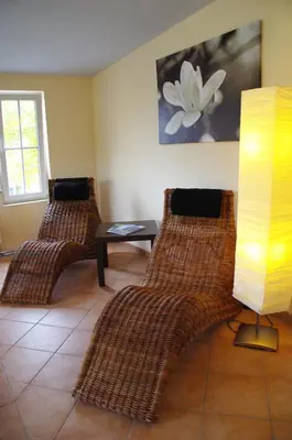 Ein Sitzbereich in der Unterkunft Landhotel Heidekrug