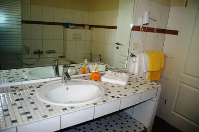 Ein Badezimmer in der Unterkunft Landhotel Heidekrug