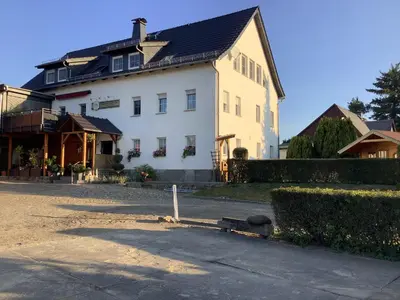 Das Gebäude in dem sich die Pension befindet