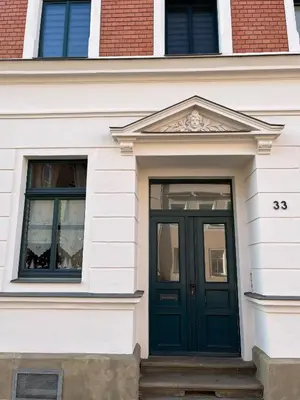 Eine Fassade oder ein Eingang zu Gästewohnung zum Heiligen Grund